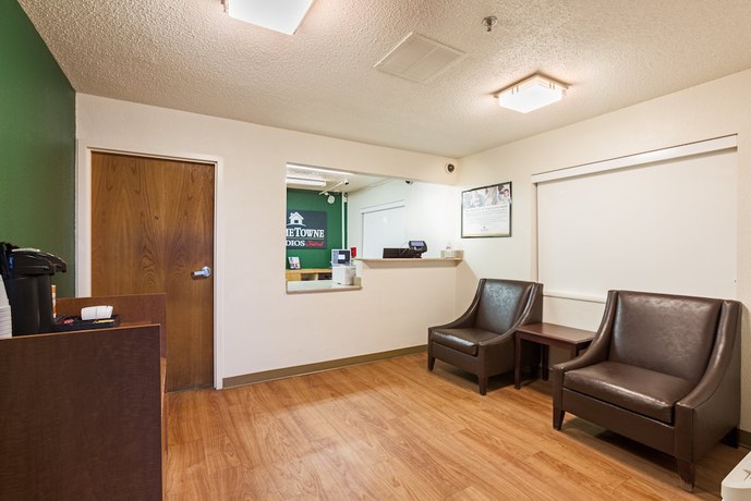 Imagen de los interiores del Hotel HomeTowne Studios by Red Roof Detroit - Livonia. Foto 18