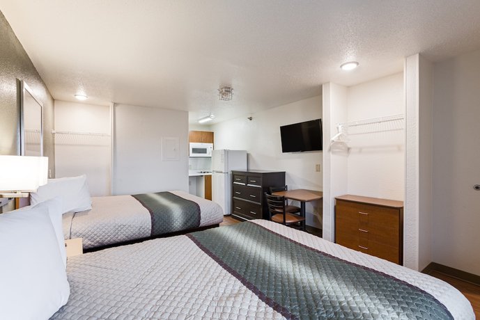 Imagen de la habitación del Hotel HomeTowne Studios by Red Roof Detroit - Livonia. Foto 11