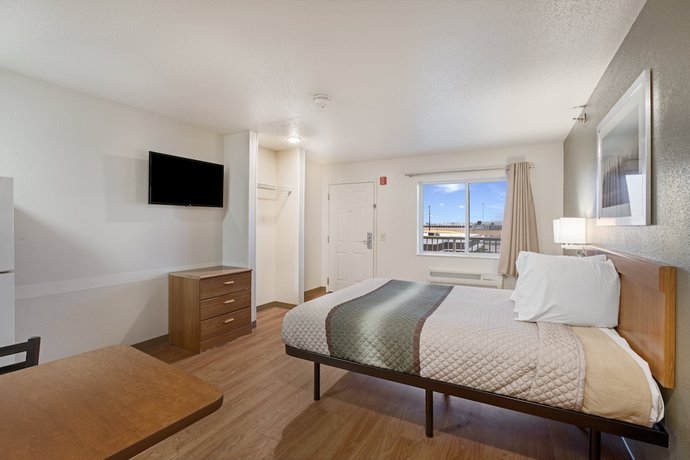 Imagen de la habitación del Hotel HomeTowne Studios by Red Roof Detroit - Livonia. Foto 12