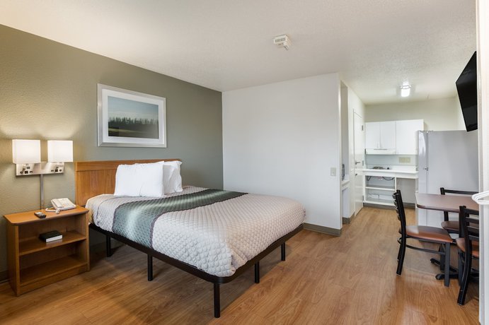 Imagen de la habitación del Hotel HomeTowne Studios by Red Roof Detroit - Livonia. Foto 13