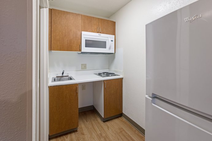 Imagen de la habitación del Hotel HomeTowne Studios by Red Roof Detroit - Livonia. Foto 15