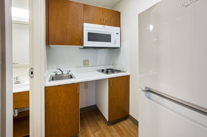 Imagen de la habitación del Hotel HomeTowne Studios by Red Roof Detroit - Livonia. Foto 16