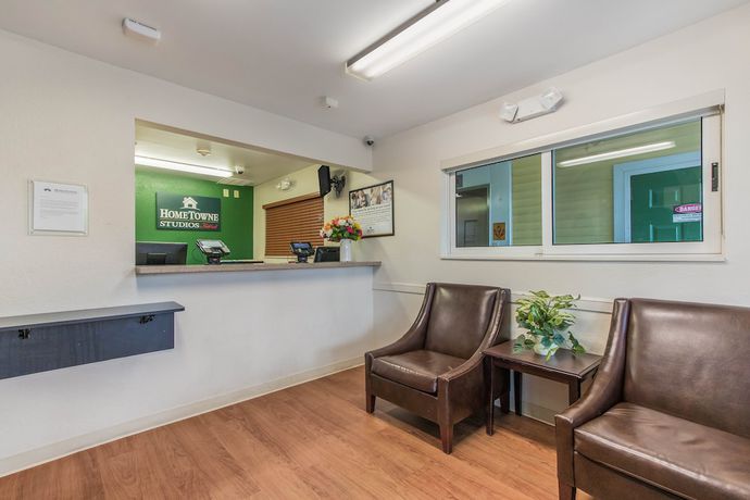 Imagen de los interiores del Hotel HomeTowne Studios by Red Roof Fort Lauderdale. Foto 18