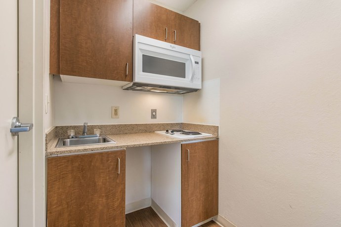 Imagen de la habitación del Hotel HomeTowne Studios by Red Roof Fort Lauderdale. Foto 12