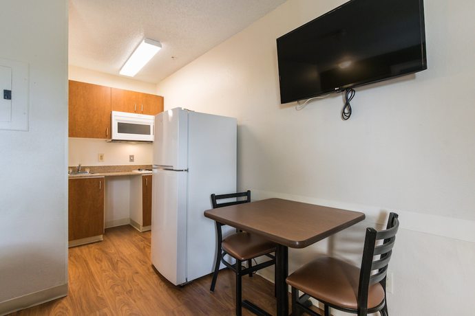 Imagen de la habitación del Hotel HomeTowne Studios by Red Roof Fort Lauderdale. Foto 17