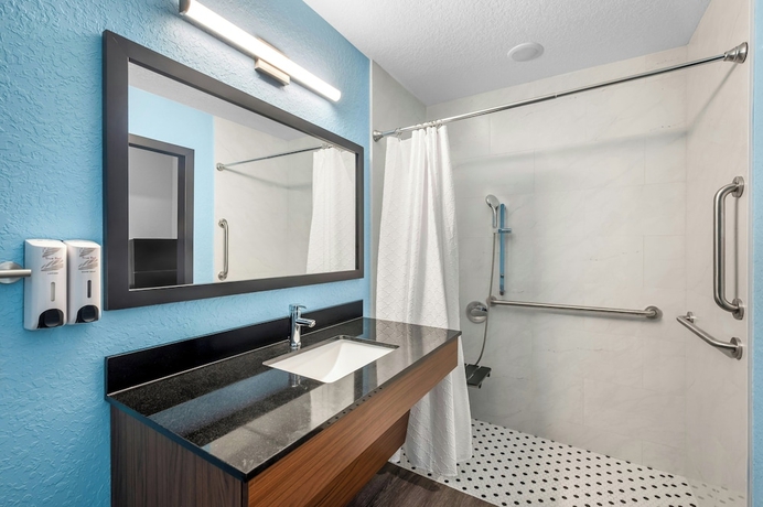 Imagen de la habitación del Hotel HomeTowne Studios by Red Roof Fort Myers. Foto 8