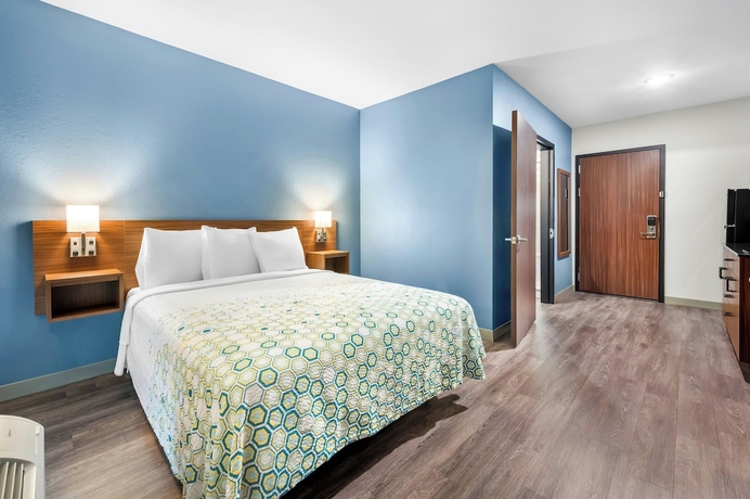 Imagen de la habitación del Hotel HomeTowne Studios by Red Roof Fort Myers. Foto 9