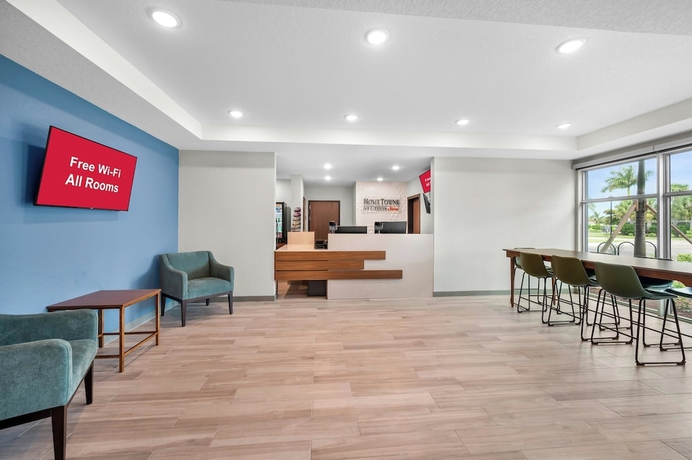 Imagen del bar/restaurante del Hotel HomeTowne Studios by Red Roof Fort Myers. Foto 2