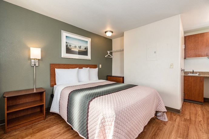 Imagen de la habitación del Hotel HomeTowne Studios by Red Roof Fresno - West. Foto 3