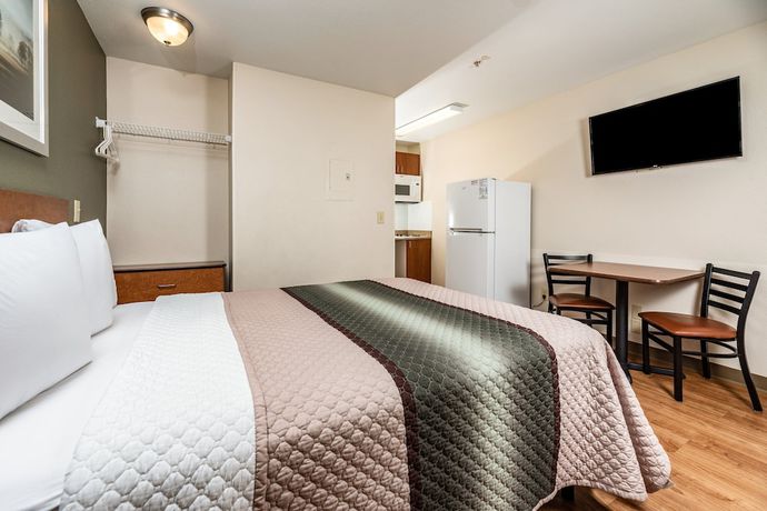 Imagen de la habitación del Hotel HomeTowne Studios by Red Roof Fresno - West. Foto 4