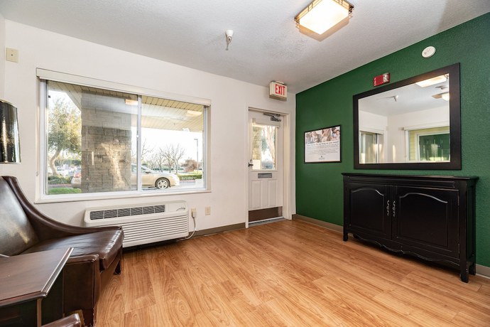 Imagen de los interiores del Hotel HomeTowne Studios by Red Roof Fresno - West. Foto 18