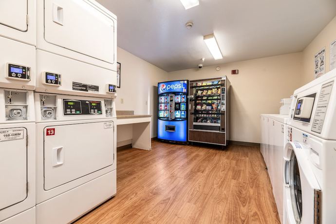 Imagen general del Hotel HomeTowne Studios by Red Roof Fresno - West. Foto 1