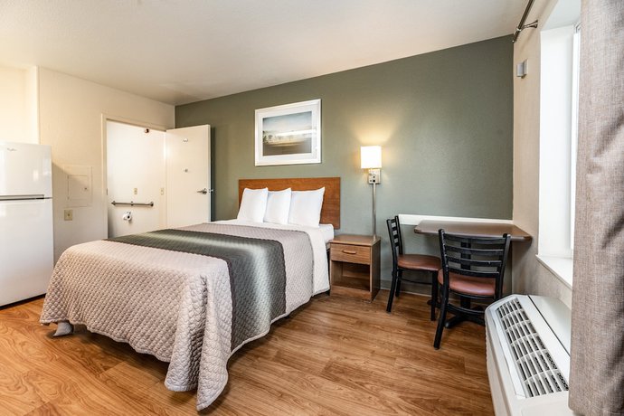 Imagen de la habitación del Hotel HomeTowne Studios by Red Roof Fresno - West. Foto 11