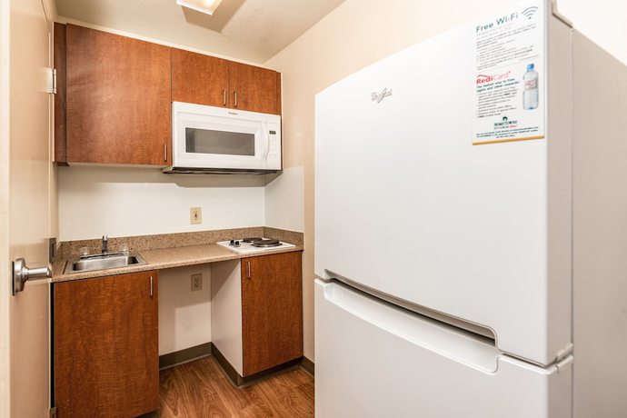 Imagen de la habitación del Hotel HomeTowne Studios by Red Roof Fresno - West. Foto 13