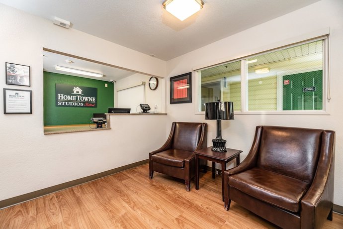 Imagen de los interiores del Hotel HomeTowne Studios by Red Roof Fresno - West. Foto 20