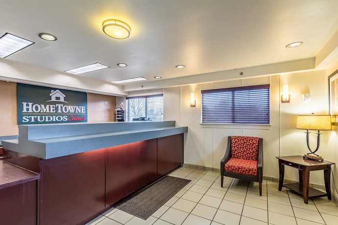 Imagen de los interiores del Hotel HomeTowne Studios by Red Roof Louisville. Foto 17