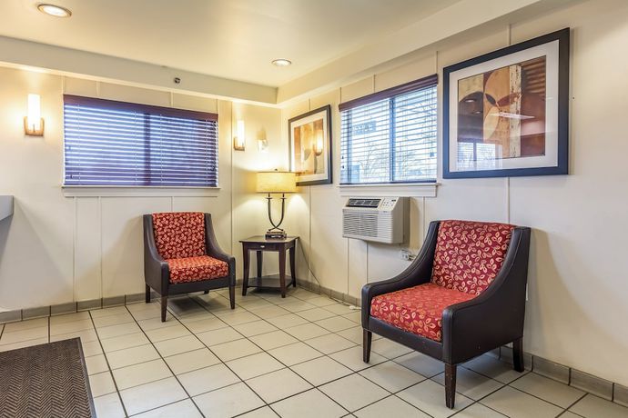 Imagen de los interiores del Hotel HomeTowne Studios by Red Roof Louisville. Foto 18