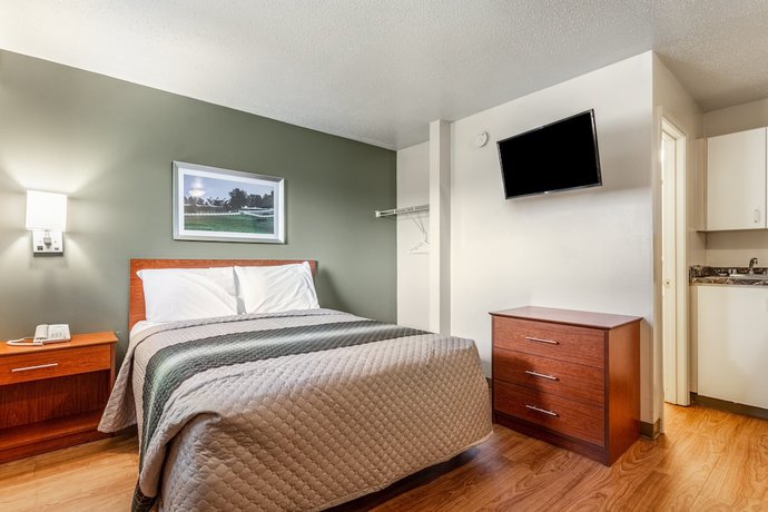 Imagen de la habitación del Hotel HomeTowne Studios by Red Roof Louisville. Foto 11