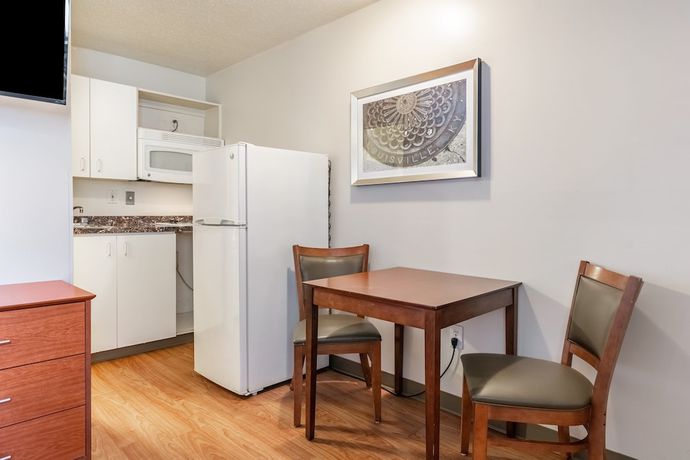 Imagen de la habitación del Hotel HomeTowne Studios by Red Roof Louisville. Foto 12