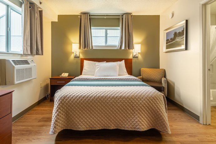 Imagen de la habitación del Hotel HomeTowne Studios by Red Roof Louisville. Foto 13