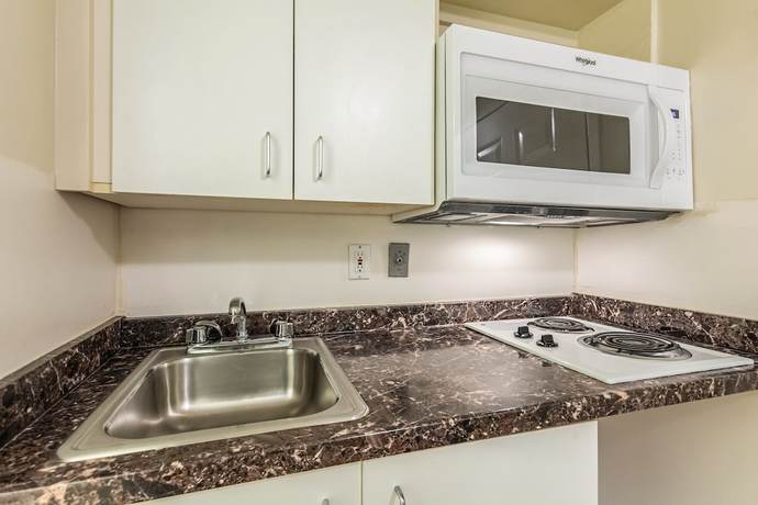 Imagen de la habitación del Hotel HomeTowne Studios by Red Roof Louisville. Foto 14
