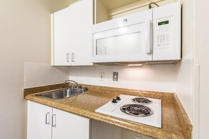 Imagen de la habitación del Hotel HomeTowne Studios by Red Roof Louisville. Foto 15