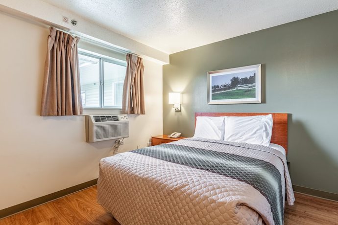 Imagen de la habitación del Hotel HomeTowne Studios by Red Roof Louisville. Foto 16