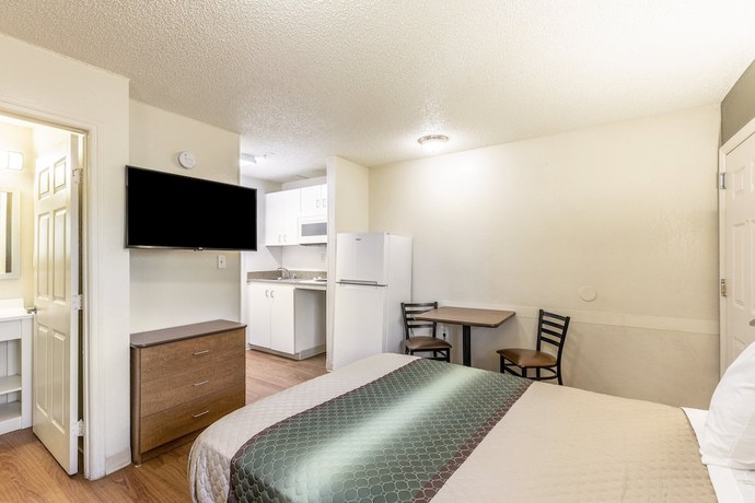 Imagen de la habitación del Hotel HomeTowne Studios by Red Roof Orlando - Casselberry. Foto 6