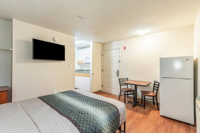 Imagen de la habitación del Hotel HomeTowne Studios by Red Roof Orlando - Casselberry. Foto 11
