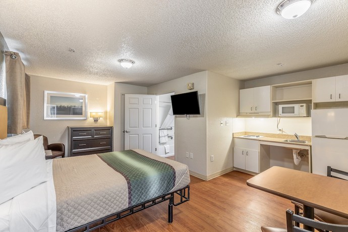 Imagen de la habitación del Hotel HomeTowne Studios by Red Roof Orlando - Casselberry. Foto 13