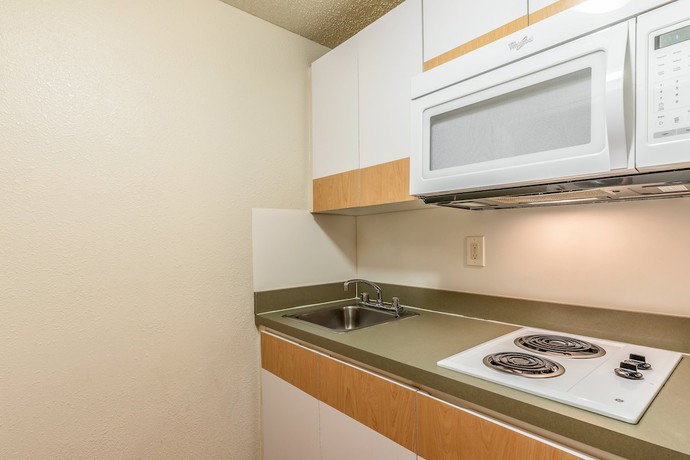 Imagen de la habitación del Hotel HomeTowne Studios by Red Roof Orlando - Casselberry. Foto 15