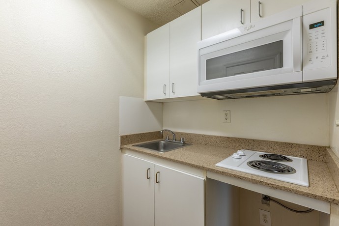 Imagen de la habitación del Hotel HomeTowne Studios by Red Roof Orlando - Casselberry. Foto 16