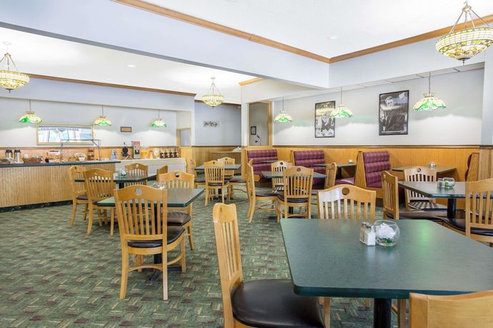 Imagen del bar/restaurante del Hotel HomeTowne Studios by Red Roof Painted Post. Foto 3