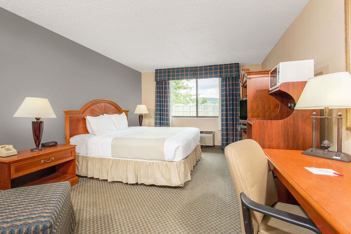 Imagen de la habitación del Hotel HomeTowne Studios by Red Roof Painted Post. Foto 11
