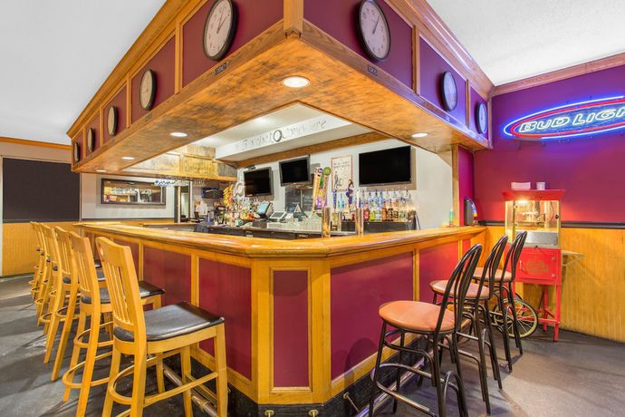 Imagen del bar/restaurante del Hotel HomeTowne Studios by Red Roof Painted Post. Foto 4
