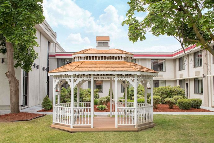 Imagen de los interiores del Hotel HomeTowne Studios by Red Roof Painted Post. Foto 16