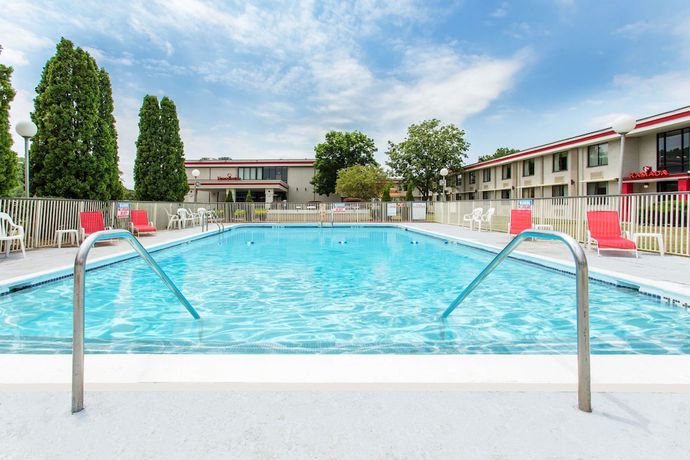 Imagen de la piscina del Hotel HomeTowne Studios by Red Roof Painted Post. Foto 19