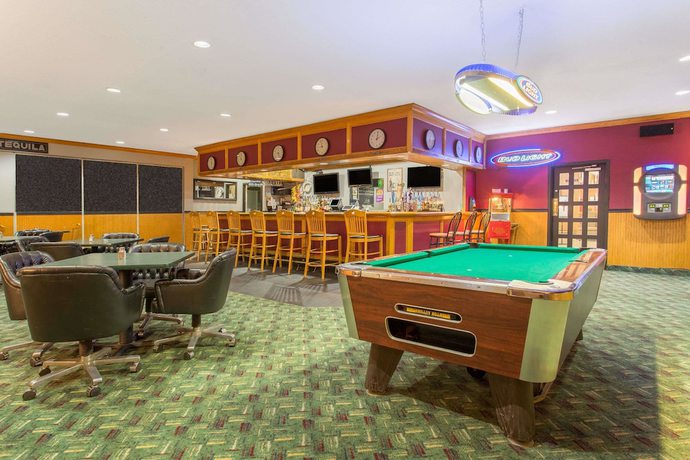 Imagen de los interiores del Hotel HomeTowne Studios by Red Roof Painted Post. Foto 17