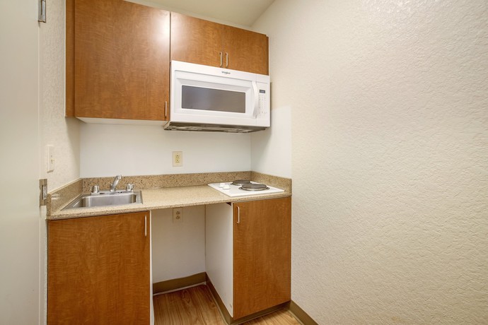 Imagen de la habitación del Hotel HomeTowne Studios by Red Roof Philadelphia - Maple Shade, NJ. Foto 8
