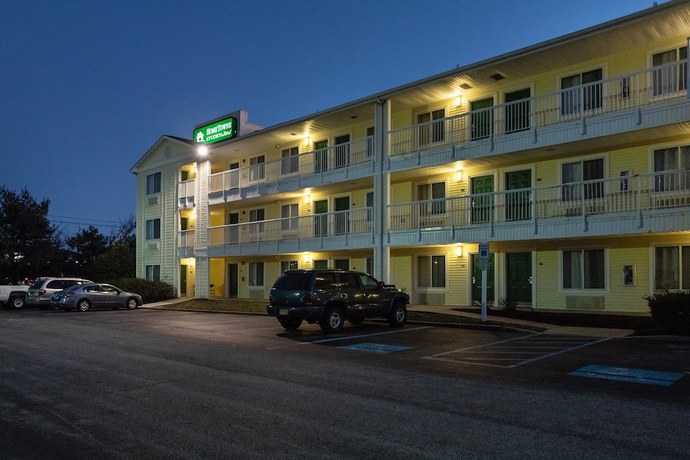 Imagen general del Hotel HomeTowne Studios by Red Roof Philadelphia - Maple Shade, NJ. Foto 3