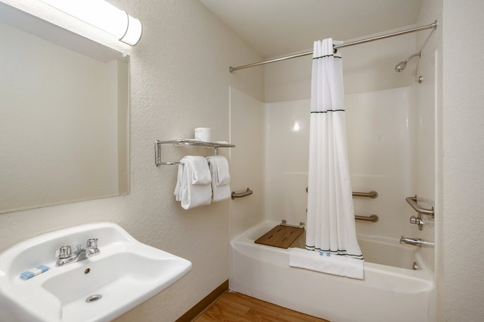 Imagen de la habitación del Hotel HomeTowne Studios by Red Roof Philadelphia - Maple Shade, NJ. Foto 13