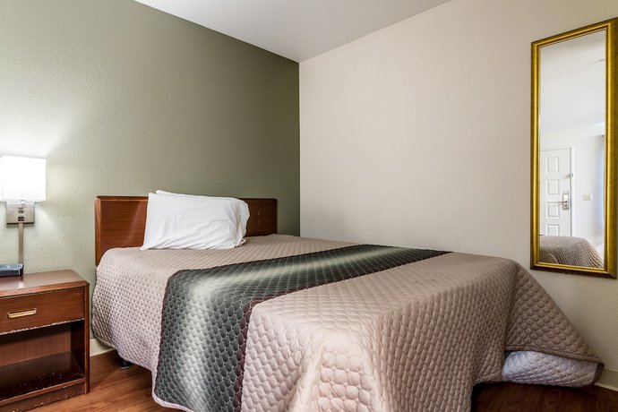 Imagen de la habitación del Hotel HomeTowne Studios by Red Roof Phoenix - Black Canyon Highway. Foto 4
