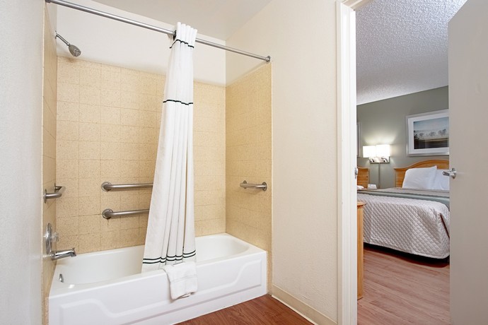 Imagen de la habitación del Hotel HomeTowne Studios by Red Roof Phoenix - Black Canyon Highway. Foto 5