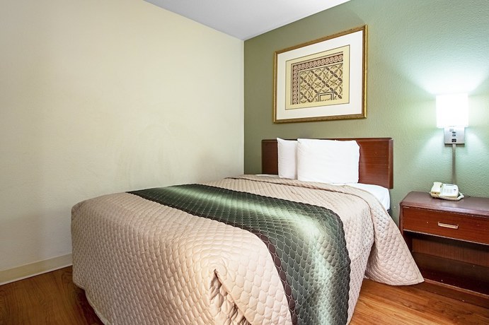 Imagen de la habitación del Hotel HomeTowne Studios by Red Roof Phoenix - Black Canyon Highway. Foto 8