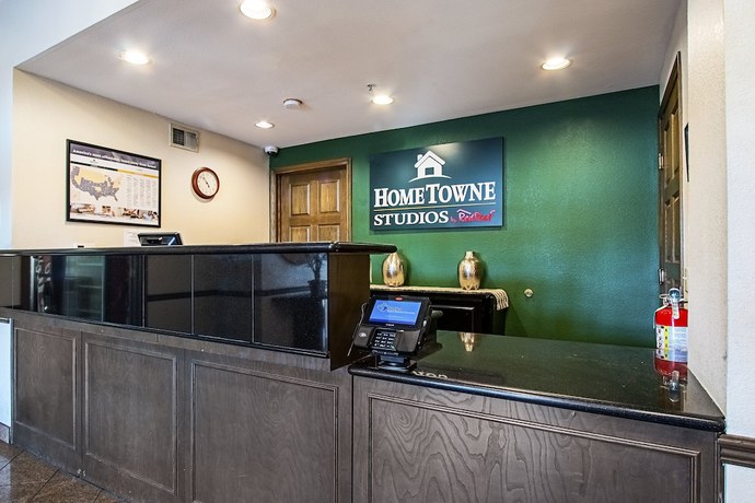 Imagen de los interiores del Hotel HomeTowne Studios by Red Roof Phoenix - Black Canyon Highway. Foto 19