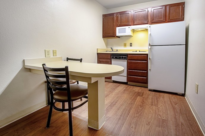 Imagen de la habitación del Hotel HomeTowne Studios by Red Roof Phoenix - Black Canyon Highway. Foto 11