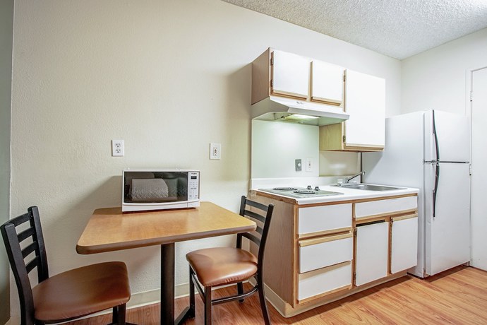 Imagen de la habitación del Hotel HomeTowne Studios by Red Roof Phoenix - Black Canyon Highway. Foto 14