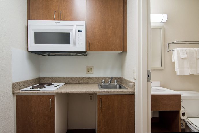 Imagen de la habitación del Hotel HomeTowne Studios by Red Roof Raleigh - Durham. Foto 8