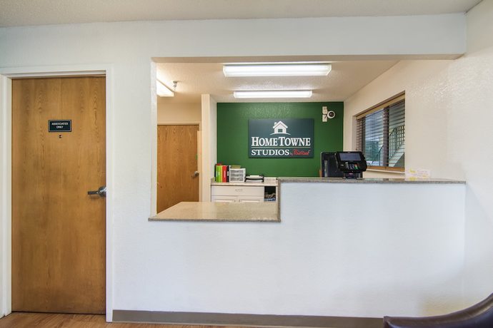 Imagen de los interiores del Hotel HomeTowne Studios by Red Roof Raleigh - Durham. Foto 19