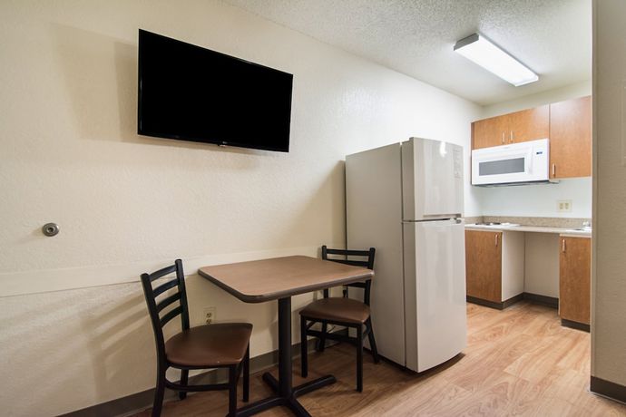 Imagen de la habitación del Hotel HomeTowne Studios by Red Roof Raleigh - Durham. Foto 14